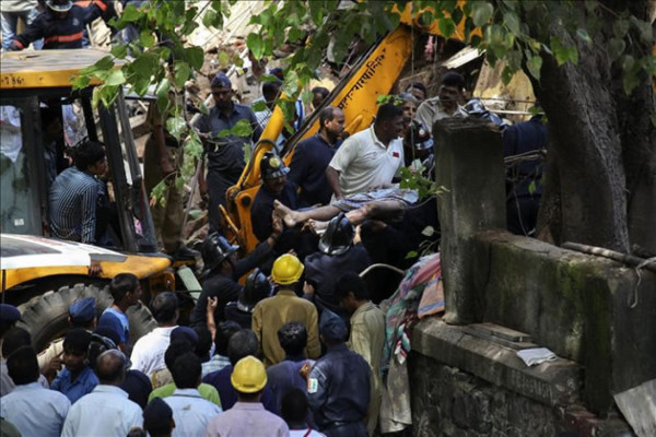 Vídeo: Muertos, heridos y atrapados al derrumbarse un edificio en India