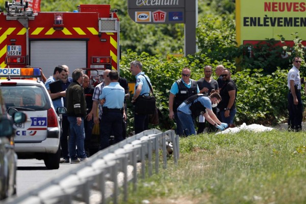 FOTOS: Así fue el escape de película de un reo a bordo de un helicóptero desde una cárcel en París