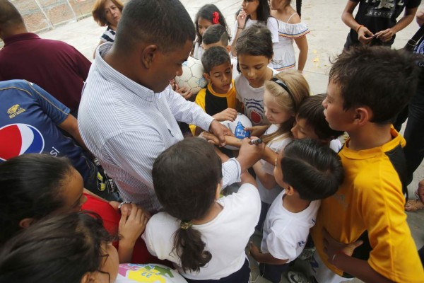 Motagua visita escuela El Japón