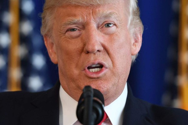 Trump planea perdonar a sherif condenado por su dureza hacia ilegales