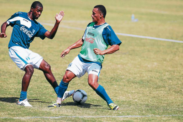 DT de Honduras trabaja horas extras en la definición