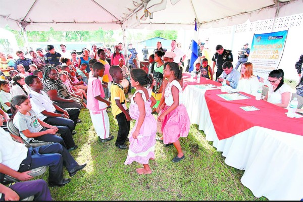 Heather Higgenbotton visita comunidad garífuna en SPS