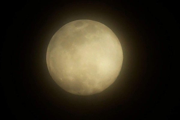 Las espectaculares imágenes que nos deja la Superluna rosa