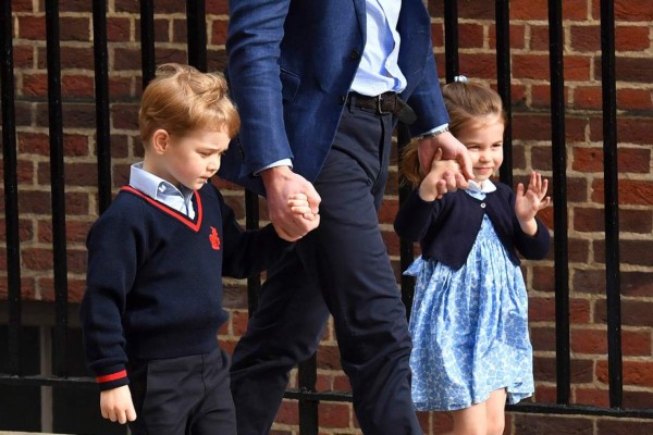 Así llegaron Jorge y Carlota de Cambridge a conocer a su hermano recién nacido