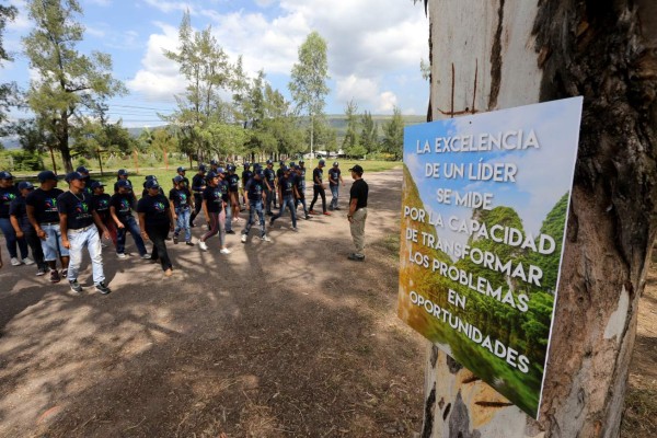 Con disciplina militar rescatan a decenas de jóvenes en riesgo social