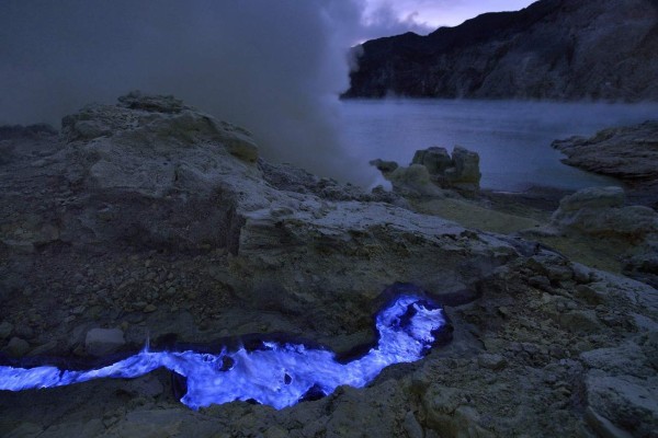 Extraordinario volcán que arroja lava azul