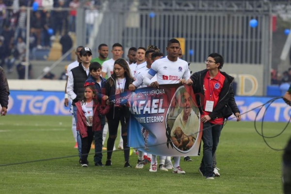 Las 10 fotos del emotivo homenaje a Rafael Ferrari en la final, el eterno presidente del Olimpia