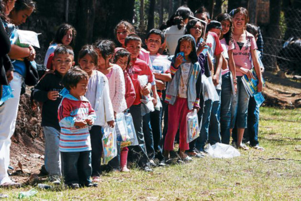 ¡Ayúdanos a que ellos regresen a clases este año!