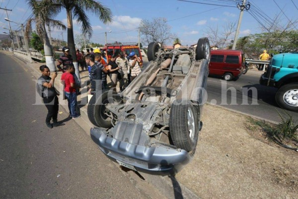 Accidente vehicular en el anillo periférico, a la altura de la Sula, sin heridos