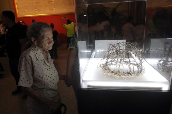 Multitudes llegan a la basílica para conocer al Hombre de la Sábana