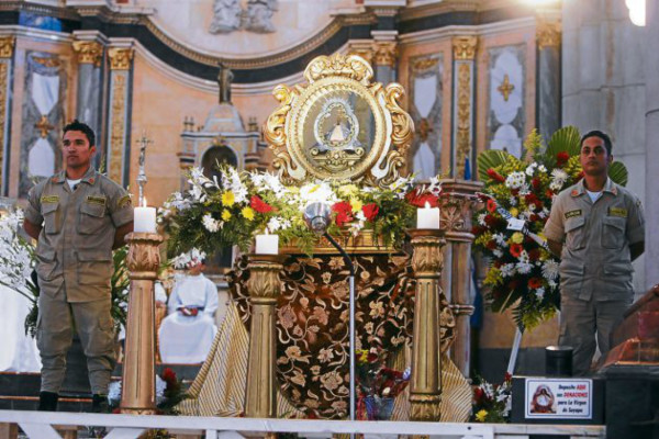 Bomberos se postraron ante altar de Suyapa