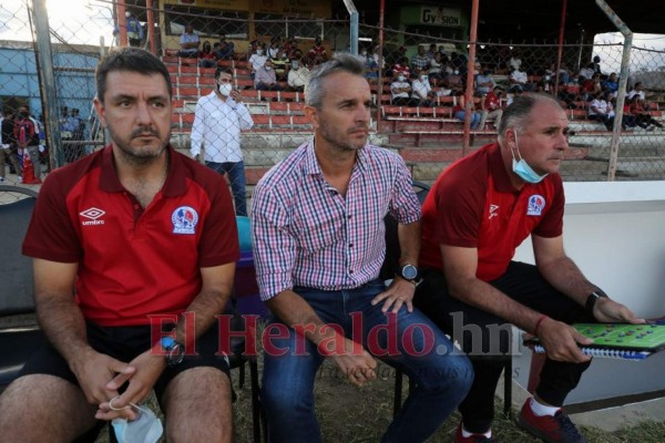 Festejo, consejos a los jugadores y presión por el debut: lo que no se vio en TV del triunfo de Olimpia en Danlí