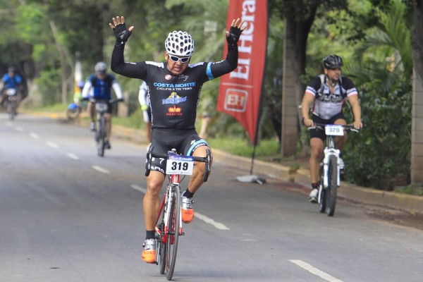 III Vuelta Ciclística hizo vibrar el pavimento