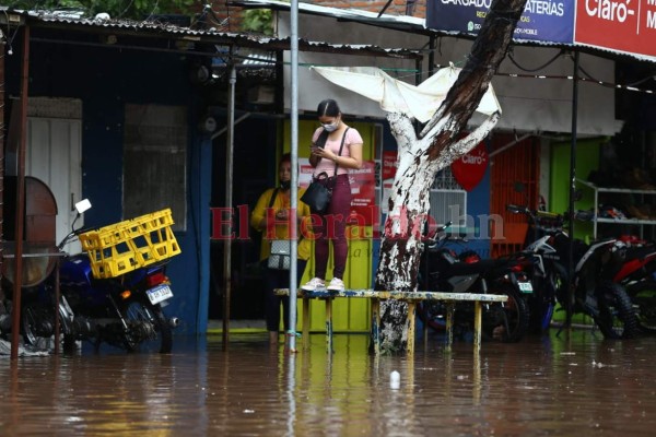Carros anegados y personas atrapadas en la Kennedy tras fuerte tormenta en la capital
