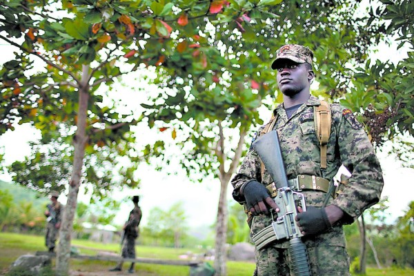 Batallón desaloja a otras 400 familias de finca Paso Aguán