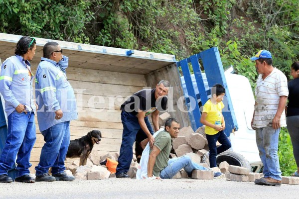 Varios heridos al accidentarse volqueta en carretera a Valle de Ángeles