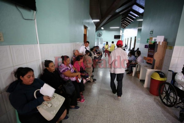 FOTOS: Asambleas informativas en el sector salud de Honduras castigan con larga espera a pacientes