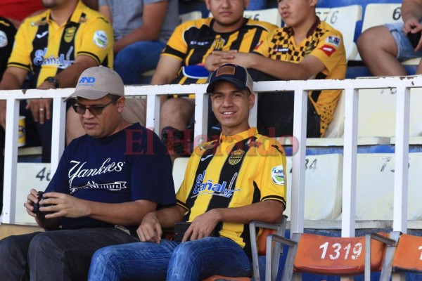 FOTOS: La hinchada infantil puso el ambientazo en el clásico Motagua vs Real España