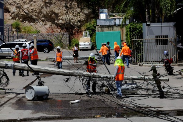 Cinco postes del tendido eléctrico desplomados deja choque de grúa