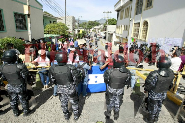 Estudiantes de la UNAH recuperan libertad, pero les prohíben participar en protestas