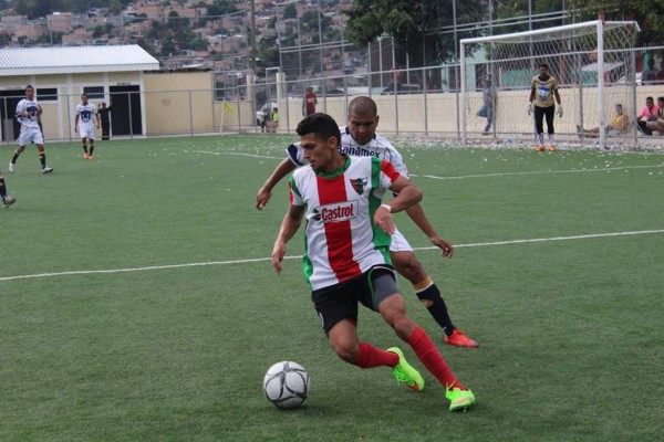 Hasta en las burocráticas de Tegucigalpa juegan con uniformes propios