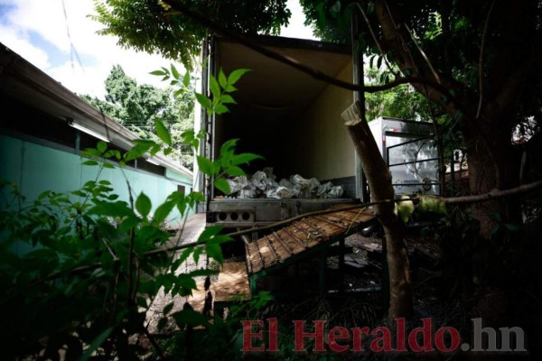 Apilados y a simple vista permanecen cadáveres no reclamados en morgue de Tegucigalpa (FOTOS)