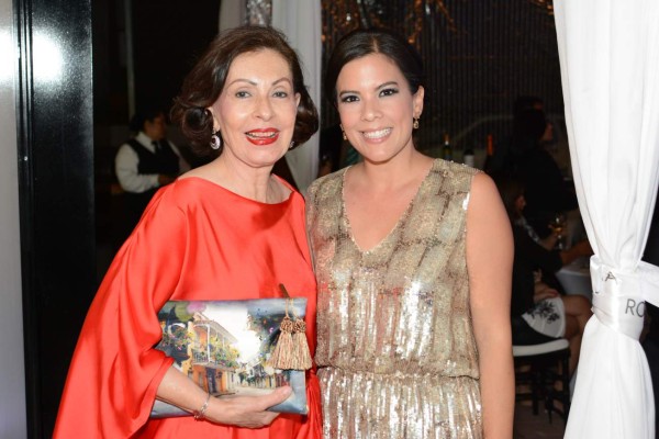 Elegante coctel por apertura de Rosa Clará