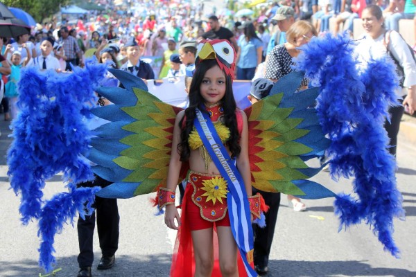 Niños engalanan un homenaje cívico a la patria