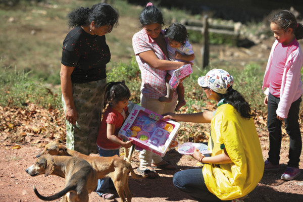 Santa no olvidó a sus niños de Azacualpa y Santa Elena