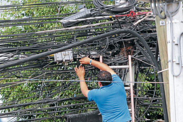 Marañas de cables permanecen intactas en Tegucigalpa
