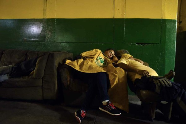 Mujeres arriesgan sus vidas para brindar auxilio en El Salvador&nbsp;