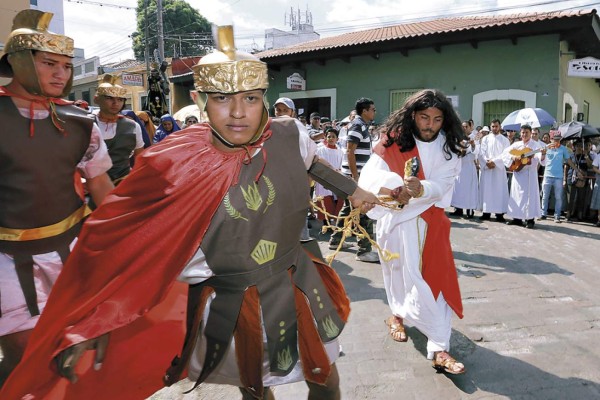 Fe y devoción de hondureños en solemne procesión del Vía Crucis
