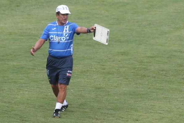 Pinto dando las indicaciones al equipo nacional.