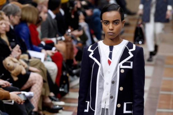 Los extravagantes modelos del desfile de moda otoño-invierno 2019 en Paris