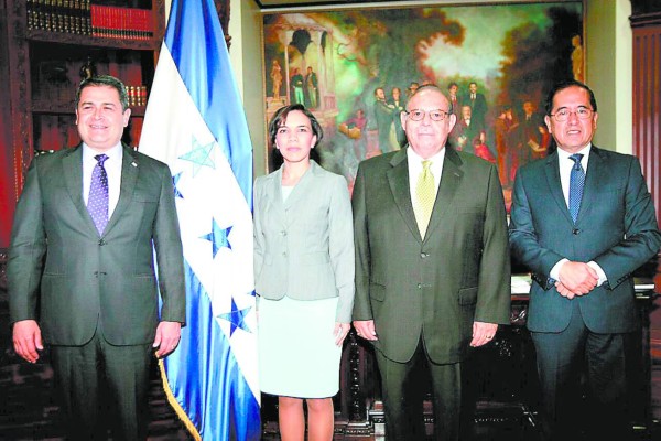 Fuera Luis Eveline del SANAA y asume Junta Interventora