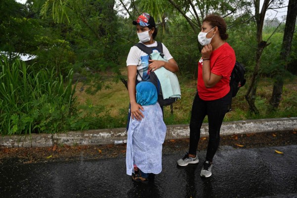 Bajo la lluvia, con niños y expuestos al covid-19, caravana migrante avanza hacia Guatemala