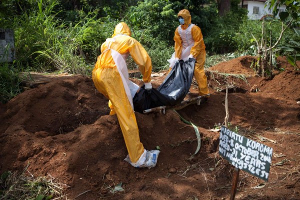 Suman tres los hospitalizados en España por epidemia de ébola