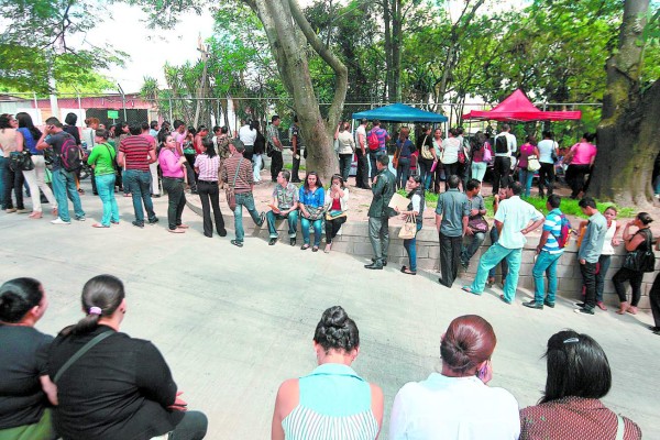 Apertura de nuevas plazas desata largas filas