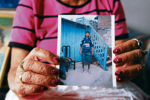 'Es un hijo especial”, comenta entre lagrimas de felicidad la madre del Chino Discua