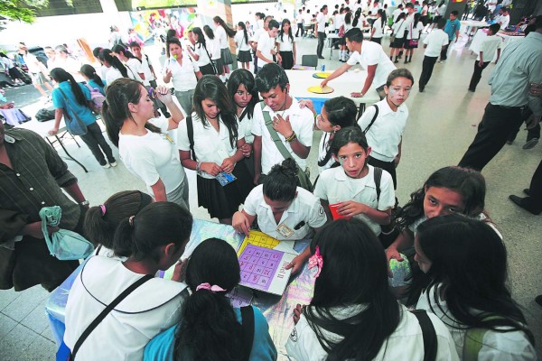 Educación evalúa competencias de 10 mil estudiantes