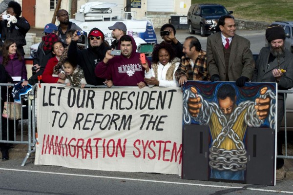 Obama pide a los inmigrantes registrarse para evitar deportaciones