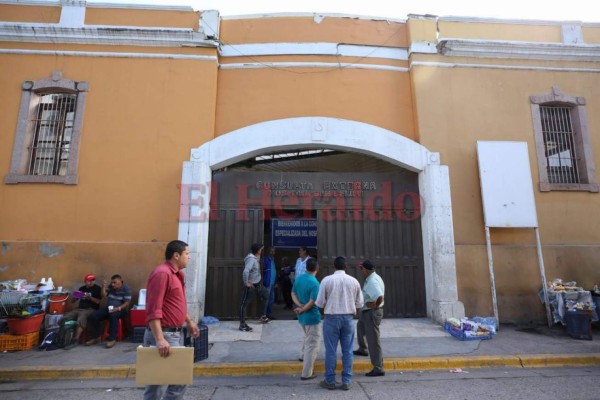 FOTOS: Asambleas informativas en el sector salud de Honduras castigan con larga espera a pacientes