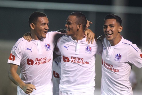 El plan 'B” del León surte efecto ante los Lobos y Rony encuentra las redes