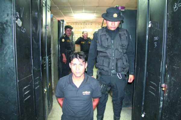Capturan a dos policías por asesinato de periodistas