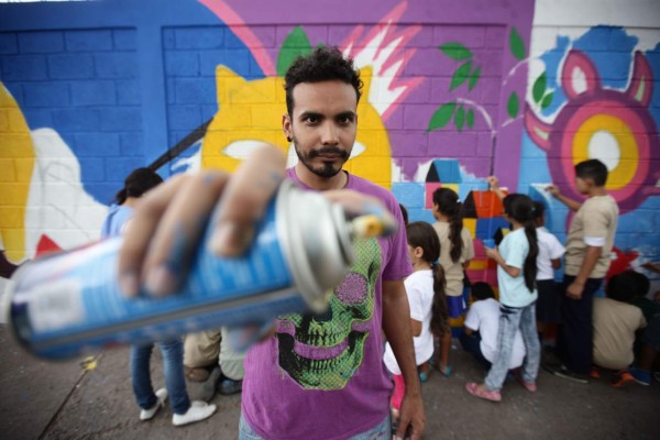 El grafitero Roger Roke hace mural en Honduras