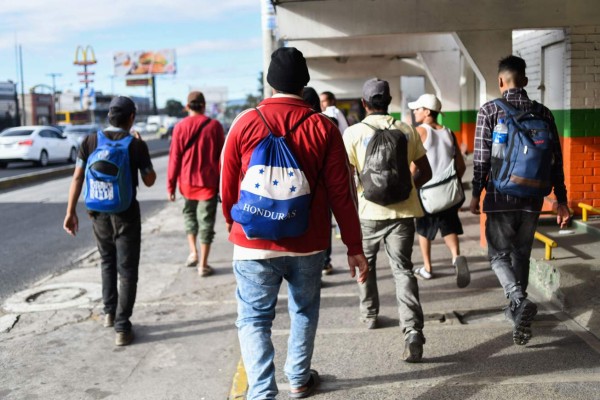 Entre el frío, la zozobra y la angustia pasa la noche la caravana de migrantes en Guatemala