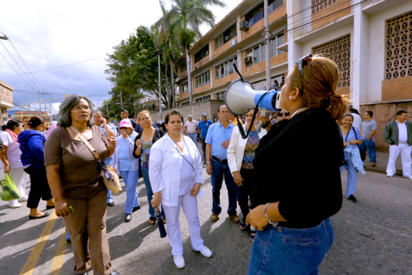Empleados de Salud reclaman pago de salarios