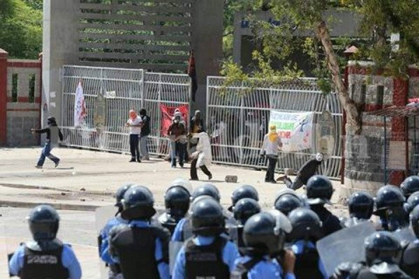 Impactantes fotos: Batalla campal fuera de la UNAH deja varios policías con quemaduras