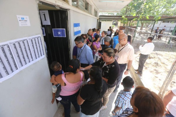 Hondureños ejercen el sufragio en la capital de Honduras