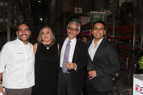 Brindan por las nuevas Ofi-Bodegas de Distribuidora Istmania